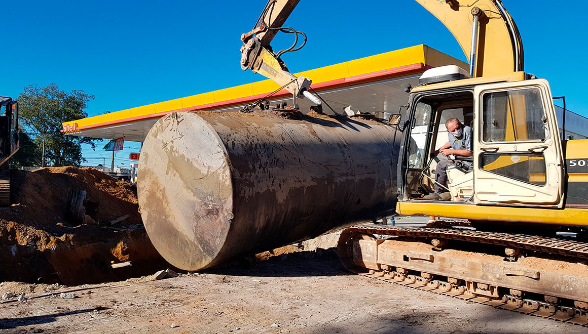 Acompanhamento de remoção de tanques subterrâneos em posto de combustíveis