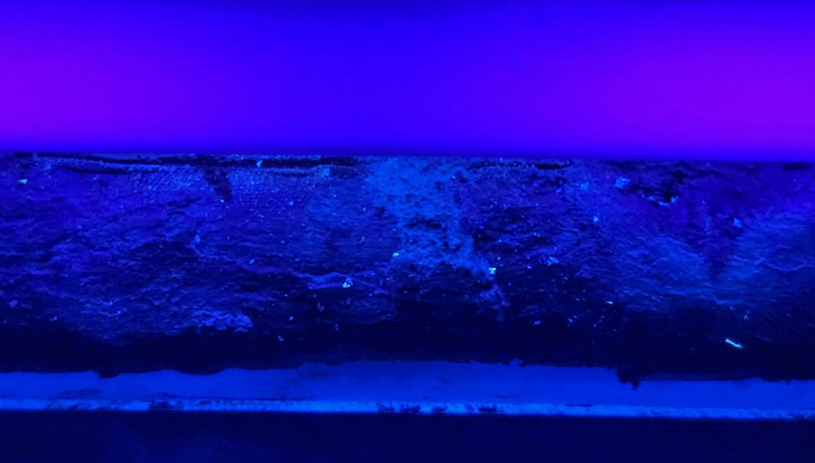 Avaliação de amostra de solo em luz UV-A em projeto de investigação detalhada