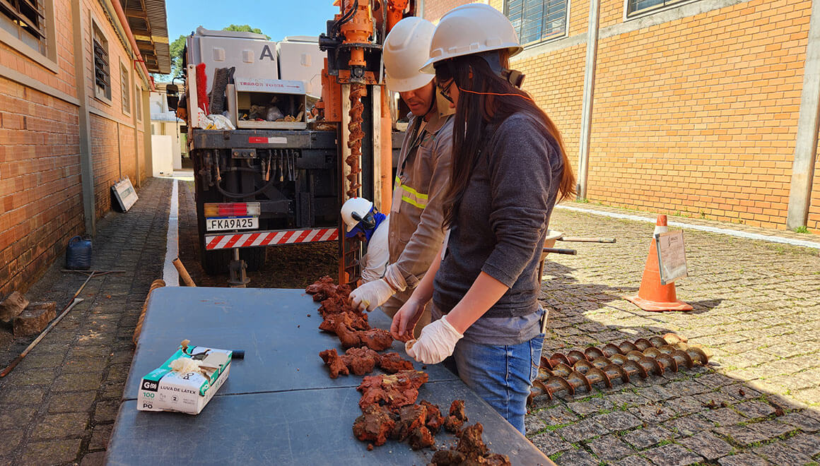 Estudo hidrogeológico em área industrial para fins de licenciamento ambiental